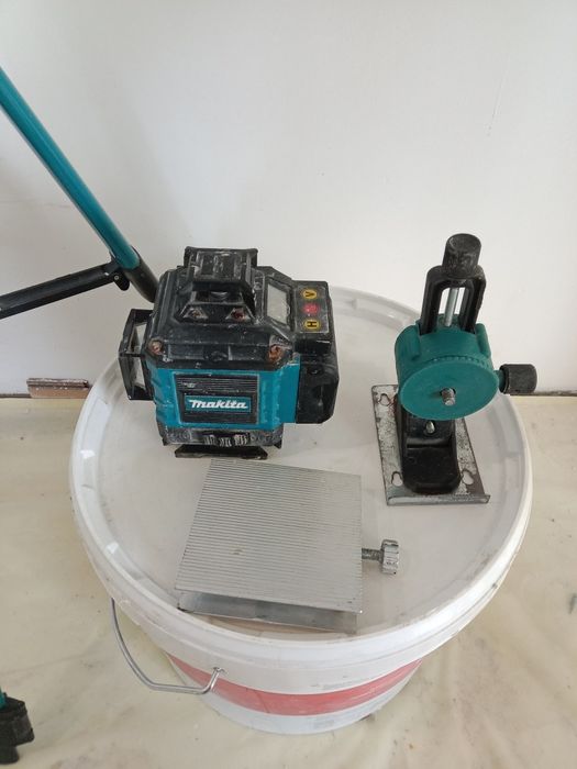 Лазерный нивелир, шуруповёрт