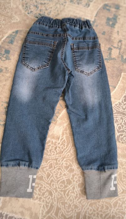 Продам детские джинсы 4-6 лет