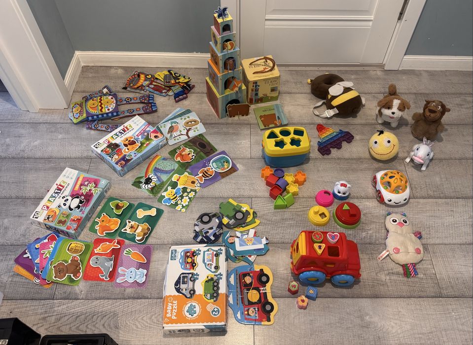 Детские игрушки, книги