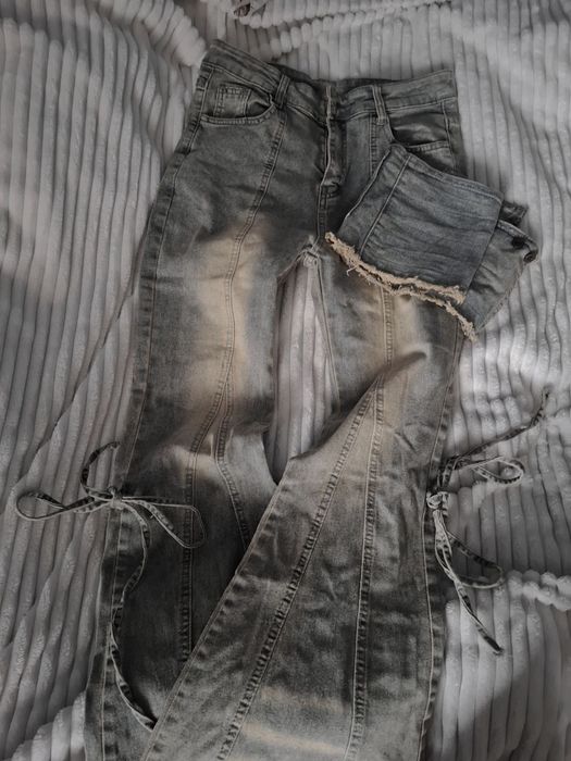 джинсы клеш с дополнительными аксессуарами