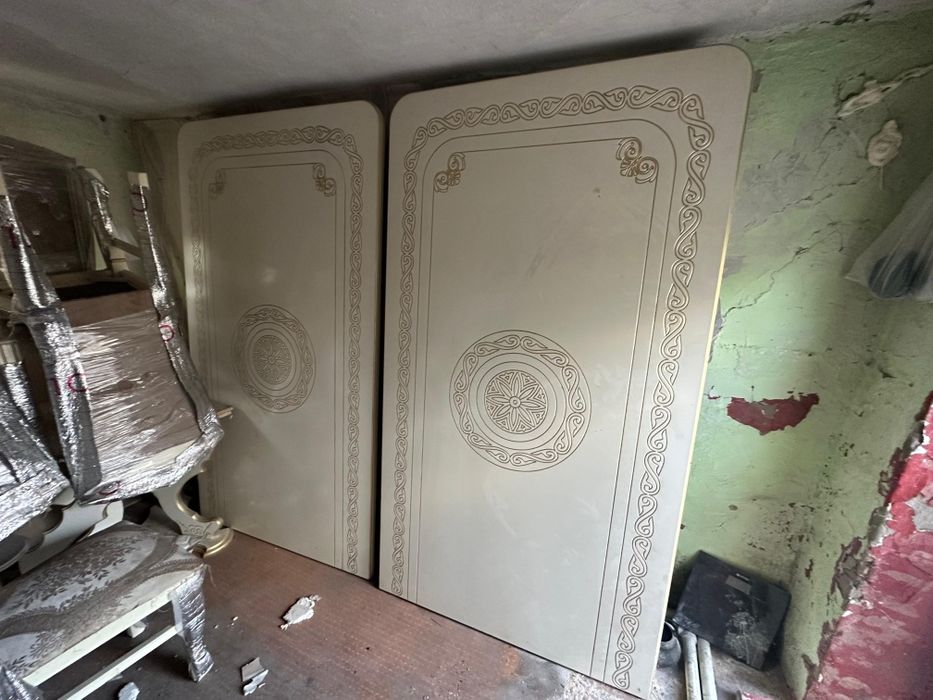 Продам шикарный стол со стульями