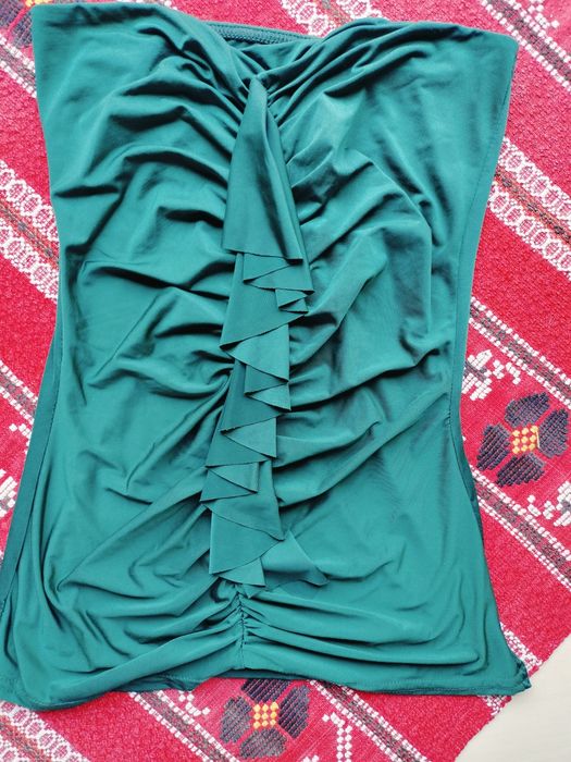 Top de damă elegantă fără umeri – Verde smarald cu volan central și încrețituri, Mărime S / M