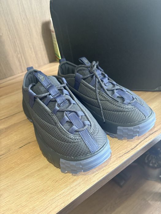 Продам новые кроссовки The North Face