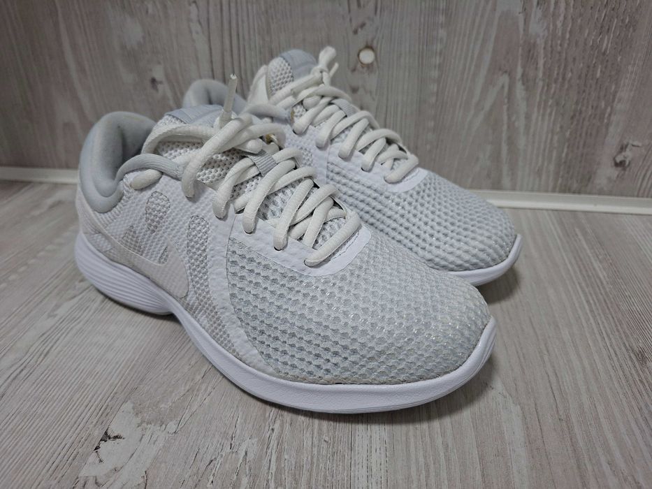 Adidasi dama nike