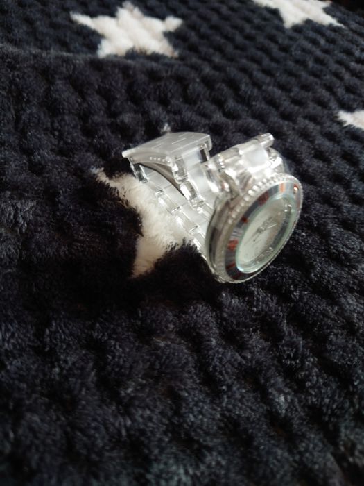 Пластмасов ръчен часовник