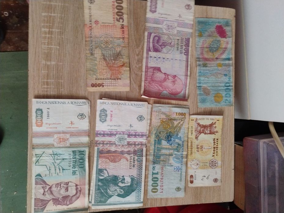 Vând ceasuri ,monede