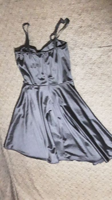 Rochie de ocazie matase neagra closata scurta.