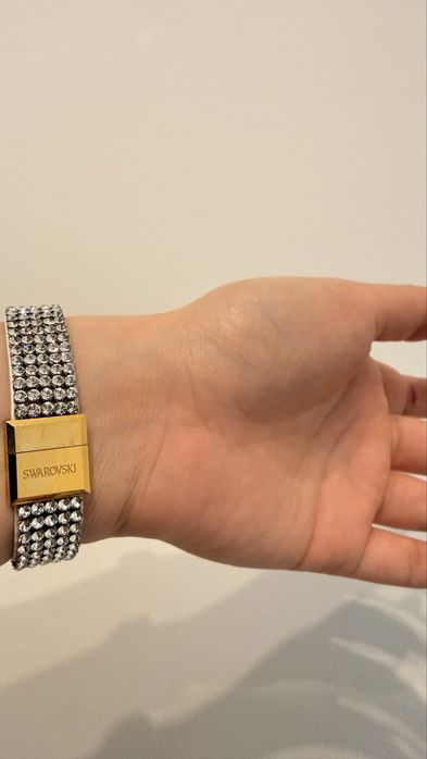 Стильные часы Swarovski