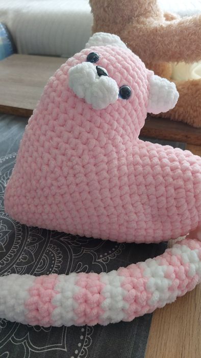 Две ръчно плетени играчки