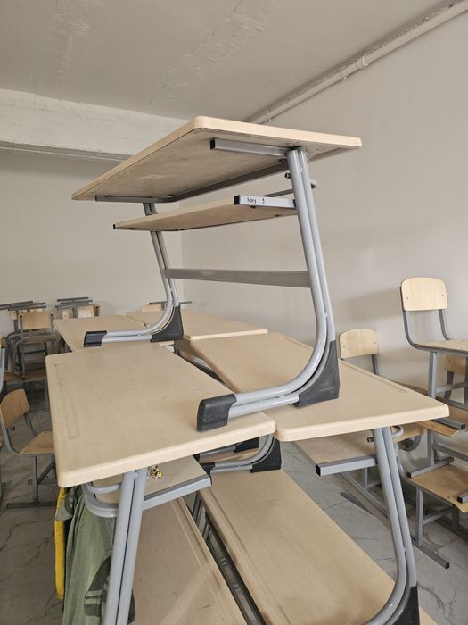 Продаются школьная парта со стулями