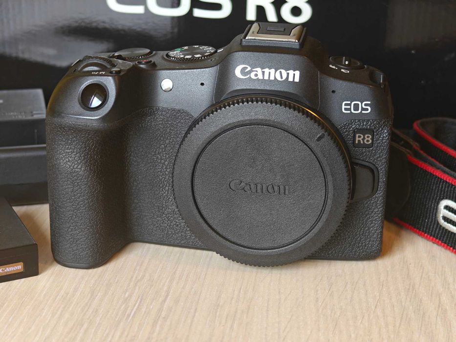 Canon EOS R8 Body + 3 baterii