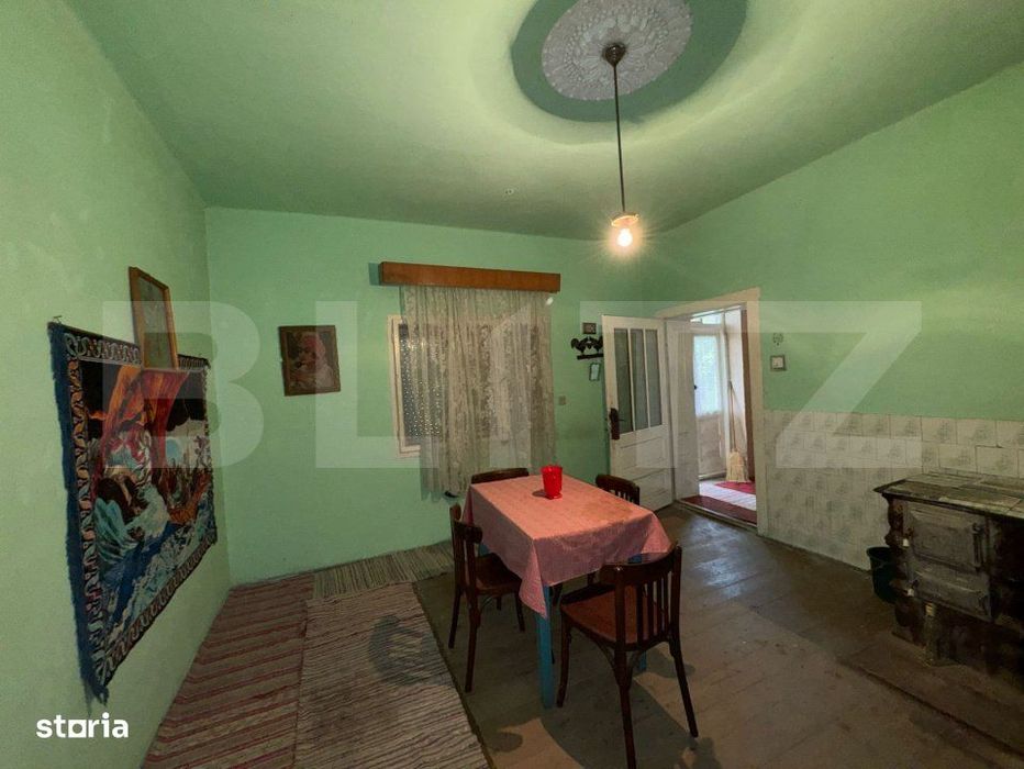 Casa de vanzare, cu 2 camere, 120 mp + teren de 1207 mp, zona Carastau