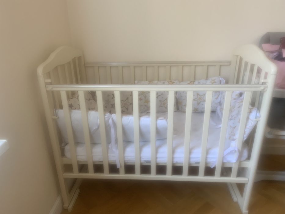 Детский манеж, кровать, и станция мини