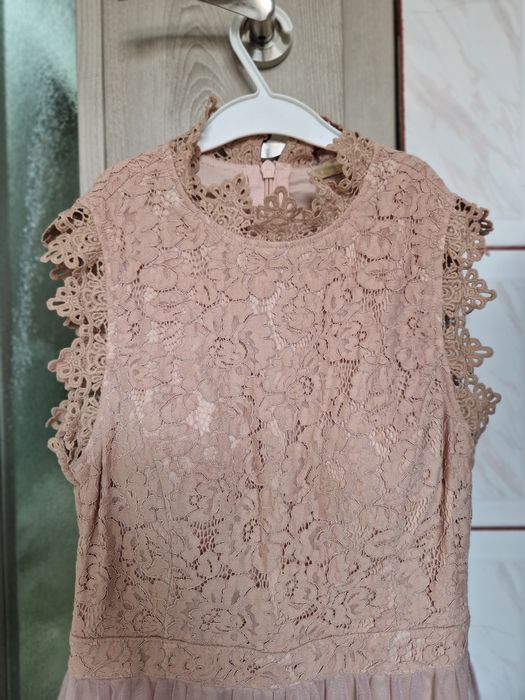 Прекрасна рокля с дантела