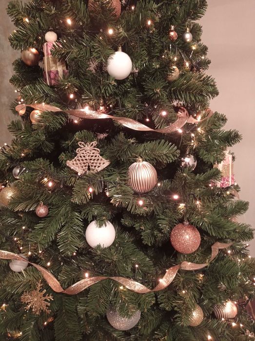 Brad artificial 210 cm cu podoabe deosebite