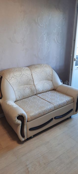 Продам два дивана и тумбу