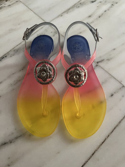 Разноцветни сандали Guess