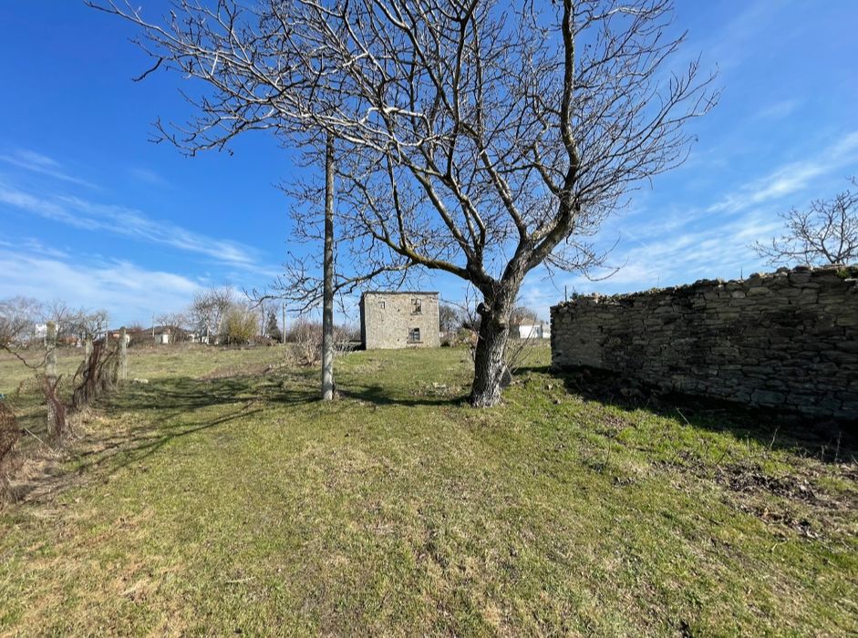 Къща с двор за ремонт с. Аврен