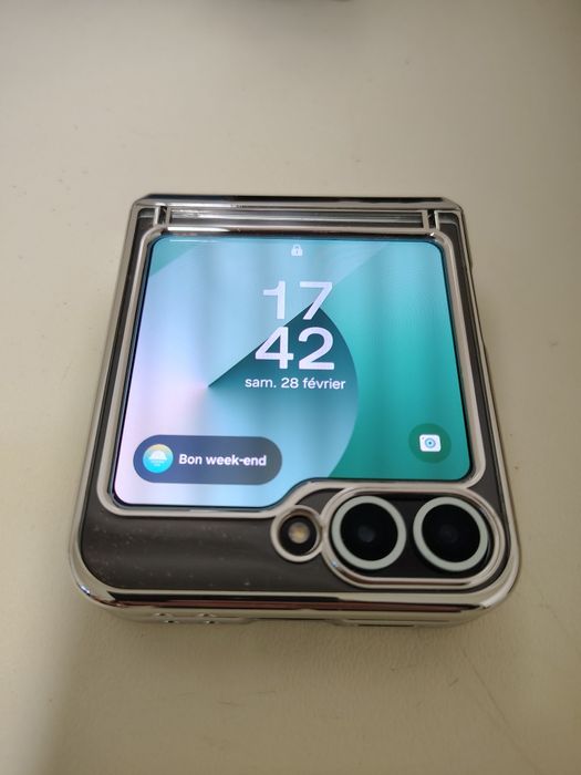 Vând Samsung  Galaxy Flip 6