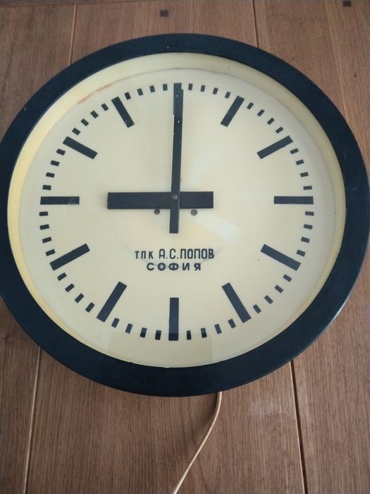 Продавам ретро български стенен часовник на  ТПК А.С.Попов