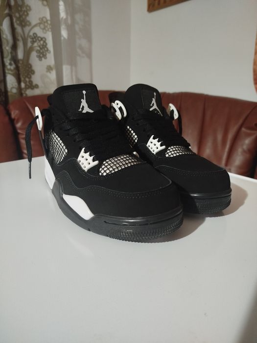 Jordan 4 white thunder