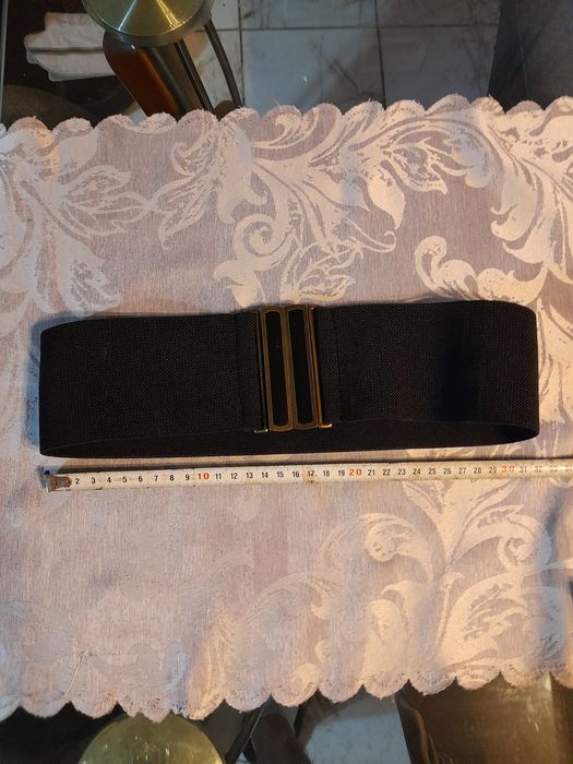 Мраморна статуя,кутия и ретро дамски колан