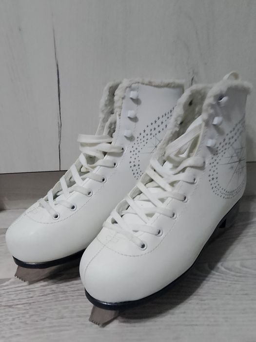 Продам женские коньки