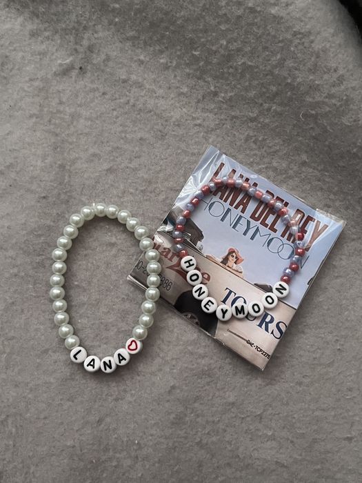 Гривни Taylor Swift ; BTS ; The Weeknd ; Lana Del Rey