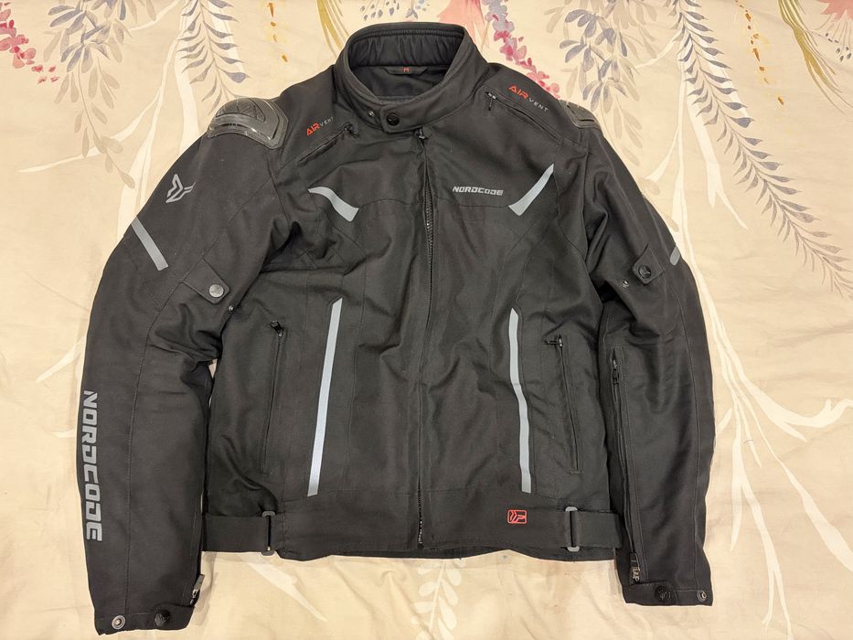 Мото екипировка - яке, дънки, каска и ръкавици