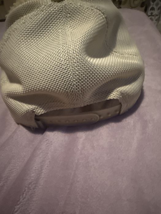 Șapcă de vânzare Ca noua