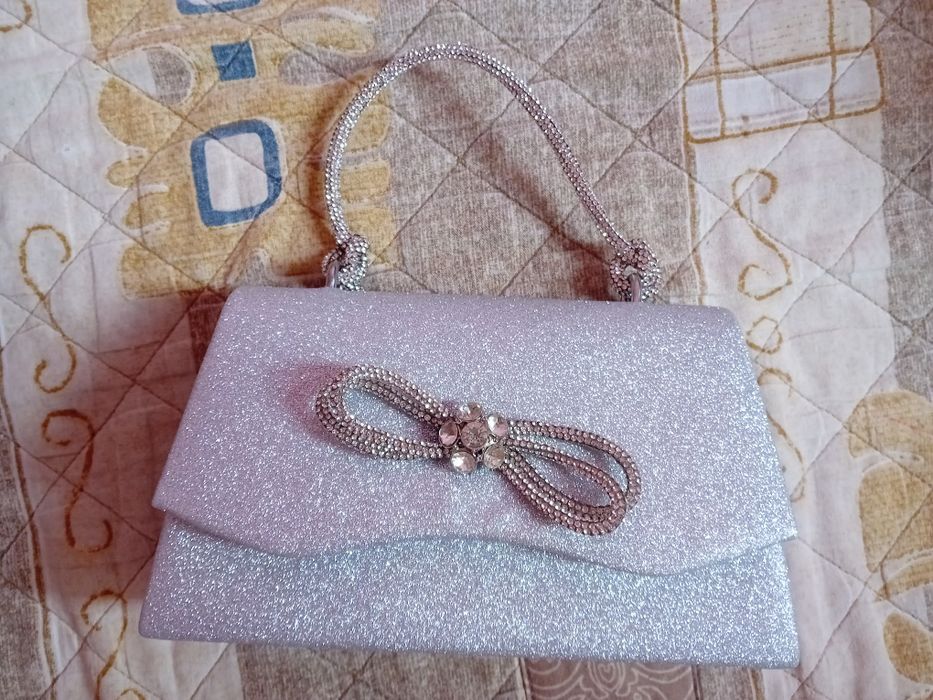 Дамска чантичка, подходяща за различни поводи