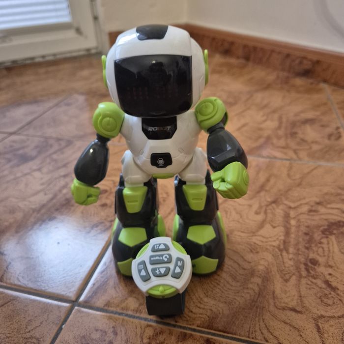 Играчка робот.Със звуци и светлини.