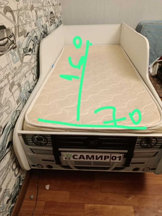 Детская кровать машина