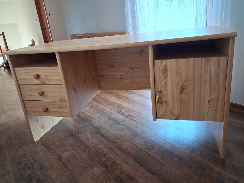 Masă de birou din lemn masiv natur,f.bine întreținută,adusá din Germania,inclusiv scaun.