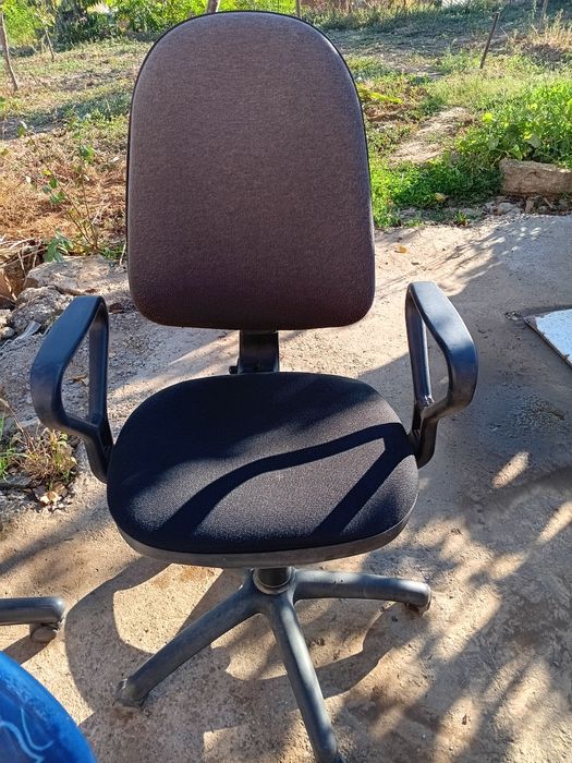 Продавам офис столове