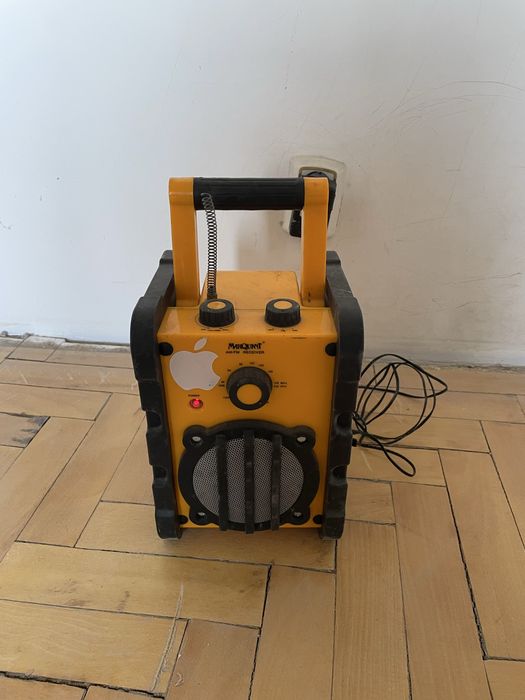 Radio santier  rezistent la praf si socuri