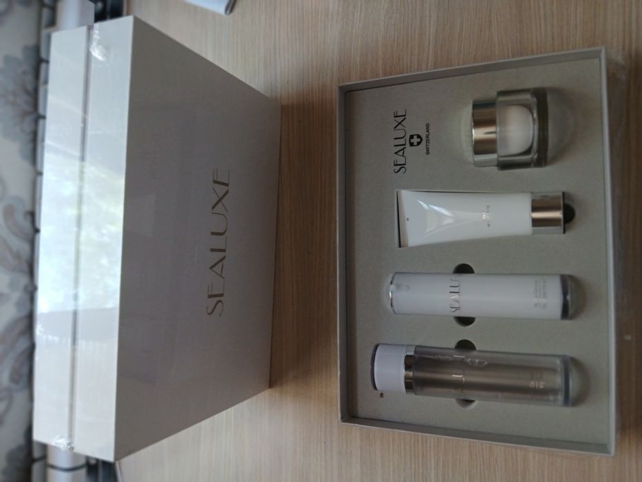 Cosmetika. Kumush nabor pachka ochilmagan