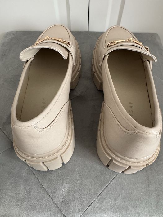 Mocasini bej cu catarama aurie