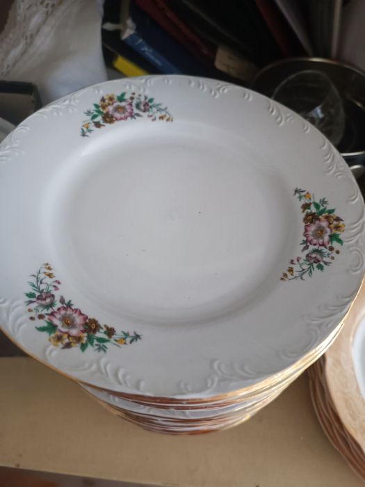 Чинии, посуда с златен кант