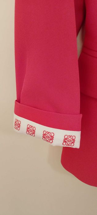 Сако с три четвърти ръкави.Цвета е корал.