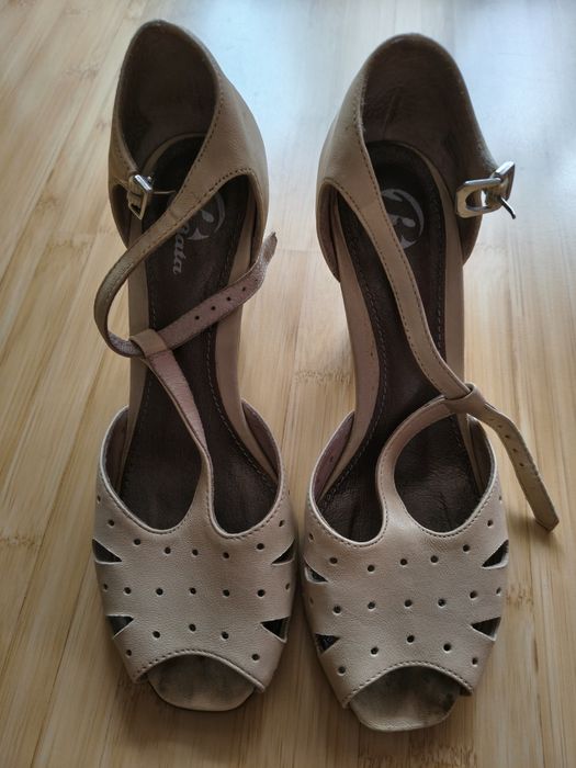 Vând sandale piele culoare,crem,mărimea 37.