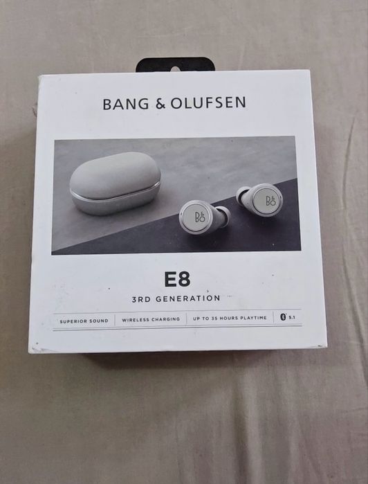Bang&Olufsen E8 folosite de cateva ori