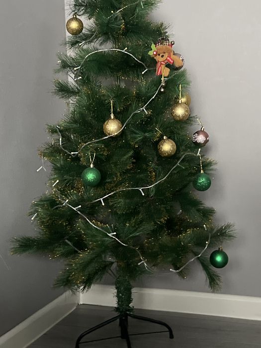 Продам елку где-то 1,5 м.