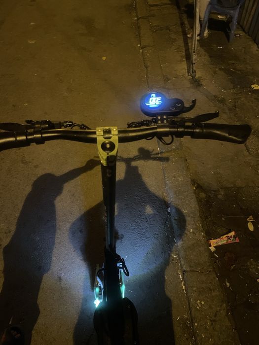 Vand sau schimb    Cu un telefon si diferenta