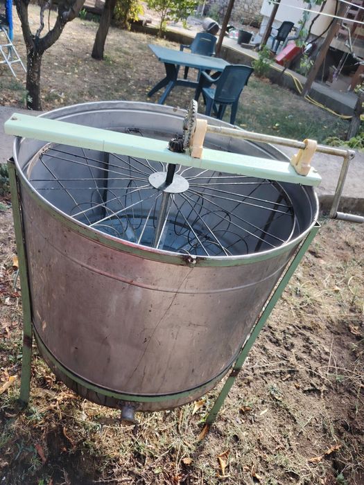 Центрофуга за мед. 12-рамкова неръждаема центрофуга за мед – ръчна, Тъ