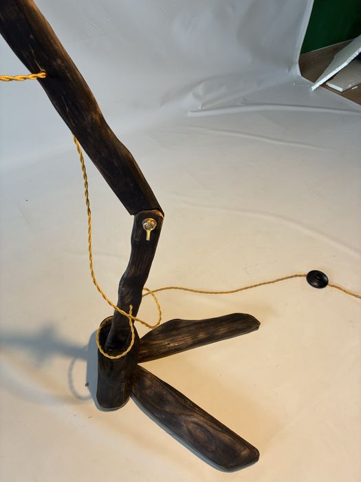 Lampadar handmade din lemn de salcam ars