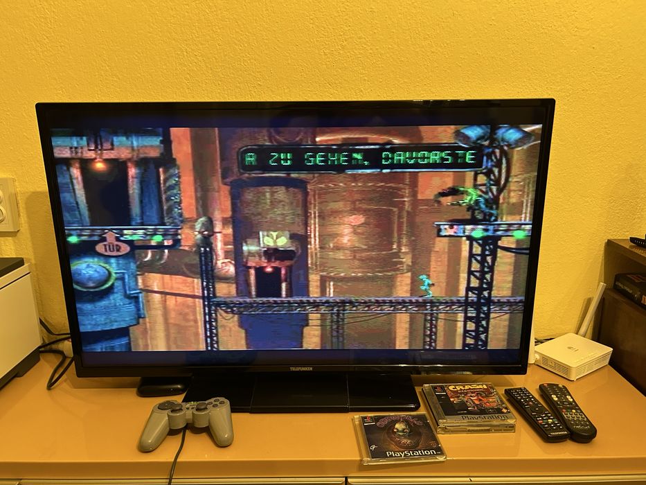 Ретро Лот: PlayStation 1 (PS1) SCPH-7502 + 2 Джойстика + 7 Оригинални Игри