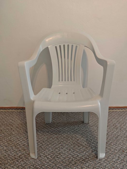 Scaun alb de plastic tip terasa oldschool