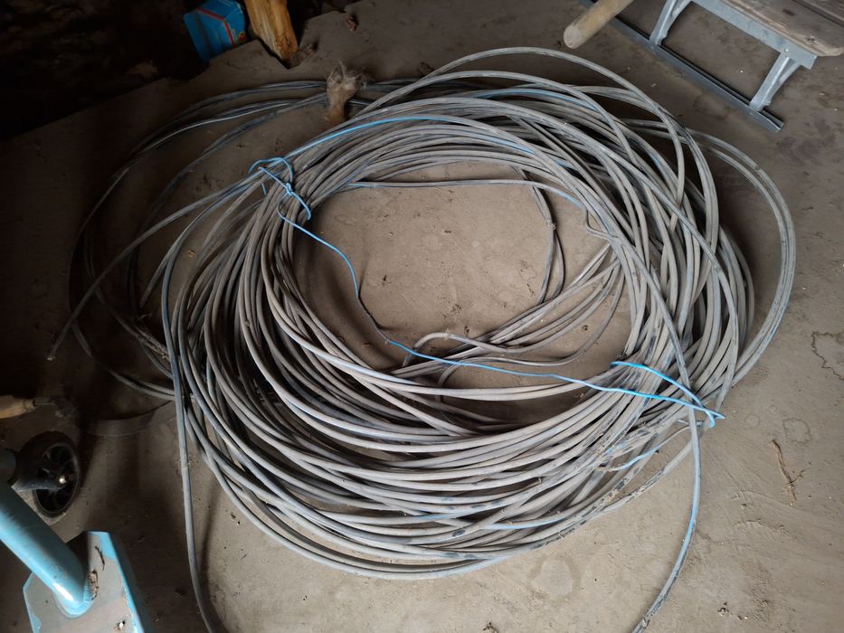 кабель много стоявши