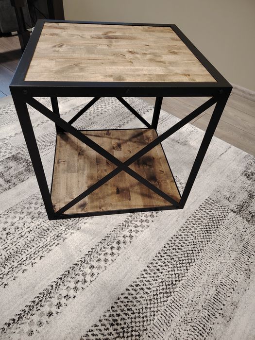 Помощни маси в индустриален стил